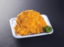 新登場　巨カツ(巨大なチキンカツ)